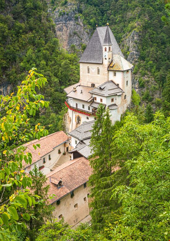 Santuario di San Romedio Dettagli del santuario Shutterstock.com 
